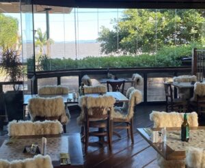 Atmosfera de ipanema - mesas do restaurante em porto alegre