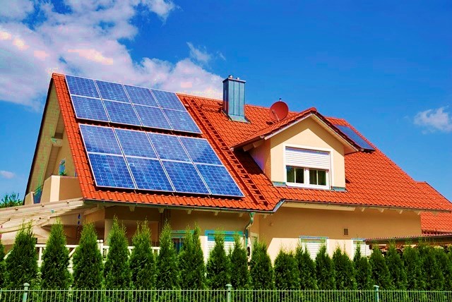 Casa de luxo com painéis solares
