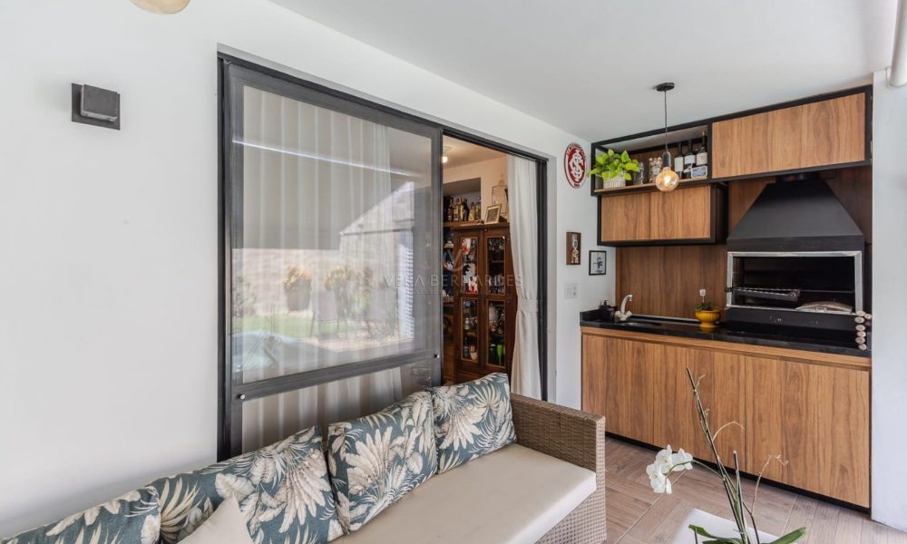 Casa em Condomínio à venda com 3 dormitórios, 195m² e 3 vagas no bairro Vila Nova, Zona Sul de Porto Alegre - 001