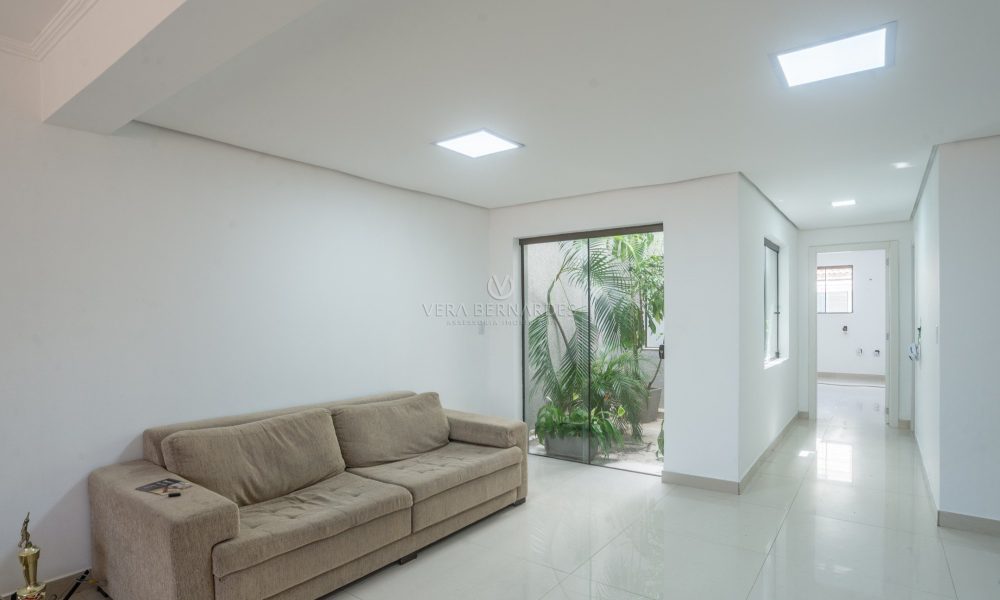 Casa à venda com 3 dormitórios, 347m² e 6 vagas no bairro Tristeza, Zona Sul de Porto Alegre - 001