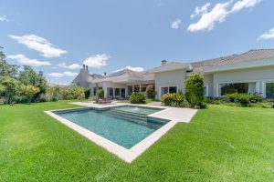 Casa em Condomínio à venda com 4 dormitórios, 710m² e 6 vagas no bairro Terra Ville, Zona Sul de Porto Alegre