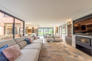 Casa em Condomínio à venda com 6 dormitórios, 530m² e 3 vagas no bairro Terra Ville, Zona Sul de Porto Alegre