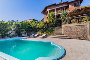 Casa em Condomínio à venda com 4 dormitórios, 550m² e 6 vagas no bairro Vila Nova, Zona Sul de Porto Alegre