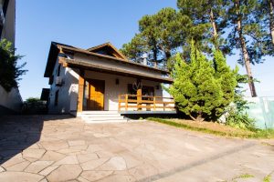 Casa em Condomínio à venda com 3 dormitórios, 177m² e 6 vagas no bairro Hípica, Zona Sul de Porto Alegre