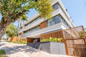 Apartamento Garden à venda com 3 dormitórios, 163m² e 2 vagas no bairro Menino Deus, Zona Sul de Porto Alegre