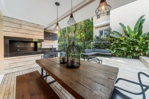 Casa em Condomínio à venda com 3 dormitórios, 370m² e 4 vagas no bairro Pedra Redonda, Zona Sul de Porto Alegre