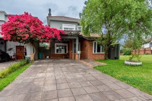 Casa em Condomínio à venda com 4 dormitórios, 201m² e 6 vagas no bairro Terra Ville, Zona Sul de Porto Alegre