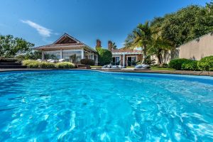 Casa em Condomínio à venda com 3 dormitórios, 460m² e 6 vagas no bairro Terra Ville, Zona Sul de Porto Alegre