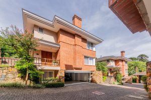 Casa em Condomínio à venda com 3 dormitórios, 343m² e 4 vagas no bairro Pedra Redonda, Zona Sul de Porto Alegre