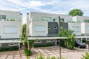 Casa em Condomínio à venda com 3 dormitórios, 456m² e 3 vagas no bairro Pedra Redonda, Zona Sul de Porto Alegre