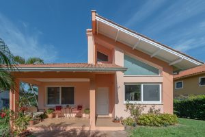 Casa em Condomínio à venda com 3 dormitórios, 400m² e 4 vagas no bairro Vila Nova, Zona Sul de Porto Alegre