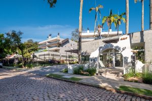 Apartamento à venda com 3 dormitórios, 193m² e 4 vagas no bairro Tristeza, Zona Sul de Porto Alegre