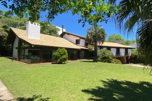 Casa em Condomínio à venda com 4 dormitórios, 650m² e 6 vagas no bairro Jardim do Sol, Zona Sul de Porto Alegre