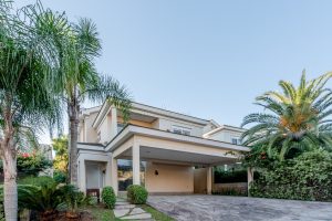 Casa em Condomínio à venda com 4 dormitórios, 407m² e 3 vagas no bairro Pedra Redonda, Zona Sul de Porto Alegre