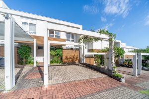 Casa em Condomínio à venda com 3 dormitórios, 168m² e 2 vagas no bairro Tristeza, Zona Sul de Porto Alegre