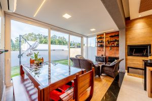 Casa em Condomínio à venda com 3 dormitórios, 230m² e 4 vagas no bairro Alphaville, Zona Sul de Porto Alegre