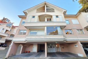 Casa em Condomínio à venda com 3 dormitórios, 220m² e 2 vagas no bairro Pedra Redonda, Zona Sul de Porto Alegre