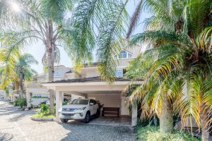 Casa em Condomínio à venda com 3 dormitórios, 205m² e 3 vagas no bairro Pedra Redonda, Zona Sul de Porto Alegre