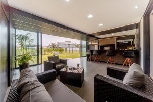 Casa em Condomínio à venda com 6 dormitórios, 440m² e 4 vagas no bairro Alphaville, Zona Sul de Porto Alegre
