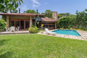 Casa em Condomínio à venda com 4 dormitórios, 650m² e 3 vagas no bairro Jardim do Sol, Zona Sul de Porto Alegre