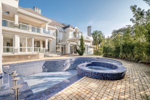 Casa em Condomínio à venda com 4 dormitórios, 980m² e 8 vagas no bairro Jardim do Sol, Zona Sul de Porto Alegre