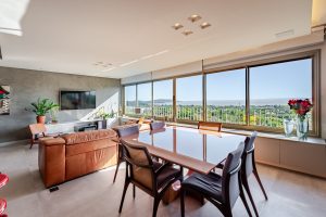 Apartamento à venda com 3 dormitórios, 126m² e 2 vagas no bairro Cavalhada, Zona Sul de Porto Alegre