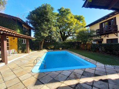 Casa à venda com 4 dormitórios, 683m² e 6 vagas no bairro Tristeza em Porto Alegre