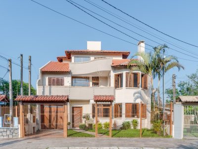 Casa à venda com 3 dormitórios, 257m² e 3 vagas no bairro Ipanema, Zona Sul de Porto Alegre