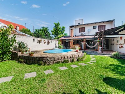 Casa à venda com 3 dormitórios, 235m² e 3 vagas no bairro Guarujá, Zona Sul de Porto Alegre