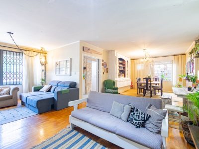 Casa à venda com 4 dormitórios, 500m² e 4 vagas no bairro Vila Assunção, Zona Sul de Porto Alegre