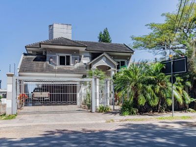 Casa à venda com 3 dormitórios, 288m² e 2 vagas no bairro Ipanema, Zona Sul de Porto Alegre