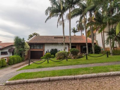 Casa à venda com 3 dormitórios, 365m² e 2 vagas no bairro Vila Assunção, Zona Sul de Porto Alegre