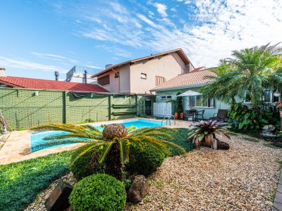 Casa à venda com 3 dormitórios, 300m² e 4 vagas no bairro Cristal, Zona Sul de Porto Alegre