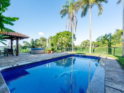 Casa à venda com 3 dormitórios, 430m² e 4 vagas no bairro Vila Assunção, Zona Sul de Porto Alegre