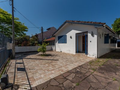 Casa Térrea à venda com 3 dormitórios, 140m² e 2 vagas no bairro Camaquã, Zona Sul de Porto Alegre