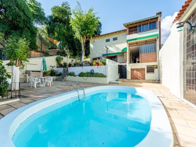 Casa à venda com 3 dormitórios, 291m² e 3 vagas no bairro Guarujá, Zona Sul de Porto Alegre