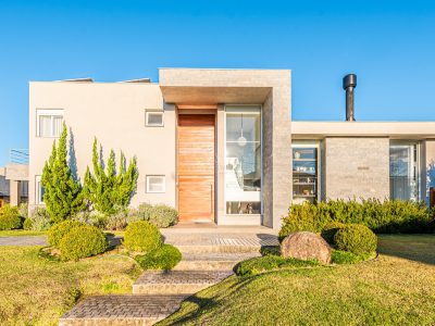 Casa em Condomínio à venda com 4 dormitórios, 291m² e 4 vagas no bairro Terra Ville, Zona Sul de Porto Alegre