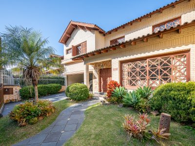 Casa à venda com 5 dormitórios, 247m² e 3 vagas no bairro Ipanema, Zona Sul de Porto Alegre
