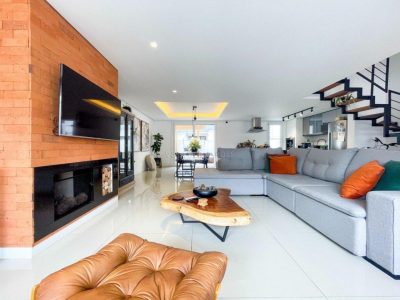 Casa em Condomínio à venda com 3 dormitórios, 220m² e 2 vagas no bairro Lagos de Nova Ipanema, Zona Sul de Porto Alegre