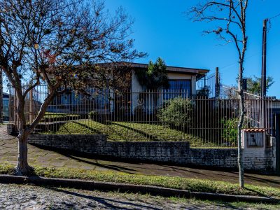 Casa à venda com 4 dormitórios, 266m² e 2 vagas no bairro Vila Assunção, Zona Sul de Porto Alegre