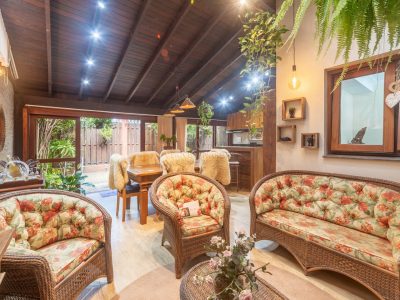 Casa em Condomínio à venda com 3 dormitórios, 385m² e 3 vagas no bairro Cristal, Zona Sul de Porto Alegre