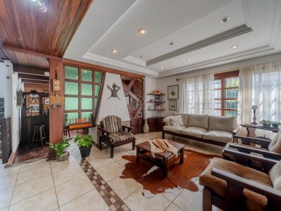 Casa à venda com 4 dormitórios, 338m² e 4 vagas no bairro Ipanema, Zona Sul de Porto Alegre