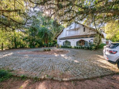 Casa à venda com 4 dormitórios, 3.600m² e 15 vagas no bairro Pedra Redonda, Zona Sul de Porto Alegre