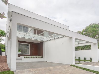 Casa à venda com 3 dormitórios, 284m² e 4 vagas no bairro Tristeza, Zona Sul de Porto Alegre