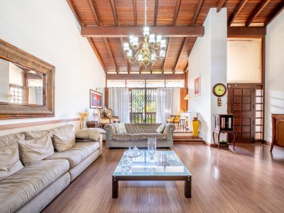 Casa à venda com 3 dormitórios, 359m² e 2 vagas no bairro Vila Assunção, Zona Sul de Porto Alegre