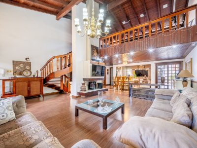 Casa à venda com 3 dormitórios, 359m² e 2 vagas no bairro Vila Assunção, Zona Sul de Porto Alegre
