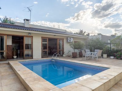 Casa à venda com 5 dormitórios, 392m² e 4 vagas no bairro Vila Assunção, Zona Sul de Porto Alegre