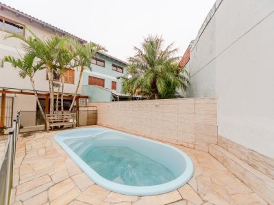 Casa à venda com 3 dormitórios, 229m² e 2 vagas no bairro Espírito Santo, Zona Sul de Porto Alegre