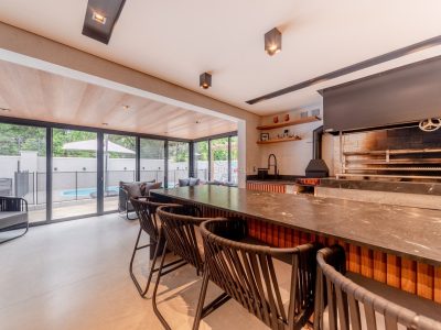 Casa em Condomínio à venda com 3 dormitórios, 295m² e 3 vagas no bairro Hípica, Zona Sul de Porto Alegre