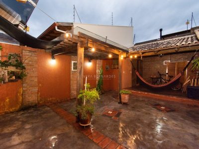 Casa à venda com 3 dormitórios, 182m² e 2 vagas no bairro Guarujá, Zona Sul de Porto Alegre